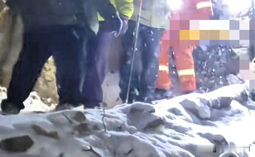 13人闯野山遇暴雪被困！领队哭到瘫坐雪地，消防4小时生死救援，为了拍网红雾凇照，