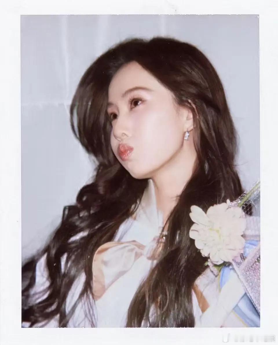 真的可以说看脸识人了，这侧颜简直都认不出了 