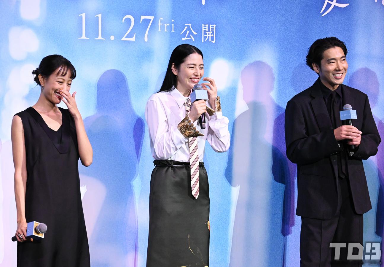 长泽雅美主演的新片《事到如今谈什么爱》在东京举行首映礼，导演广濑奈奈子携主演柄本