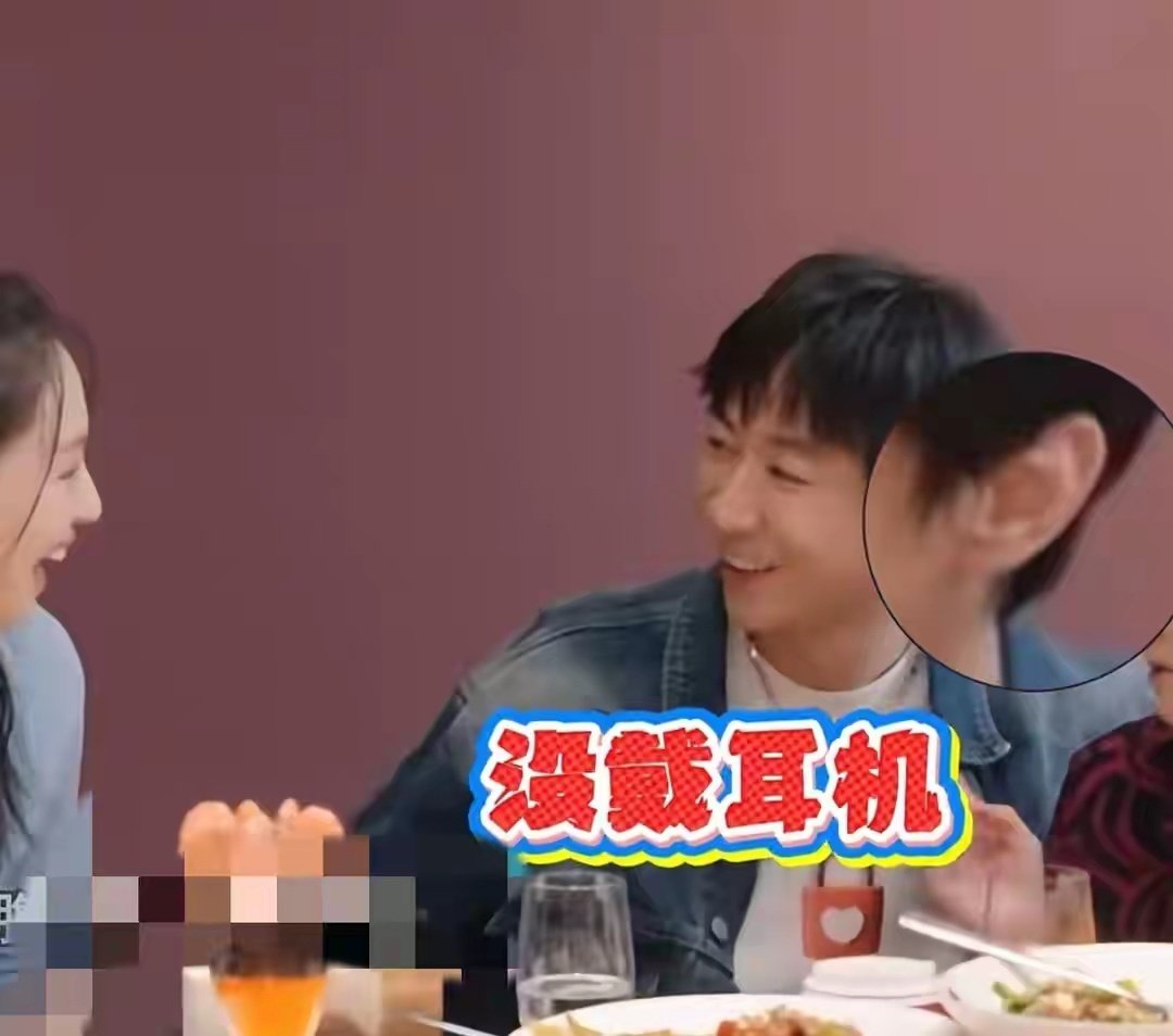 张维伊出门不带耳机了 张维伊最新机场路透曝光，没带耳机的他少了份“隔绝感”，帽子