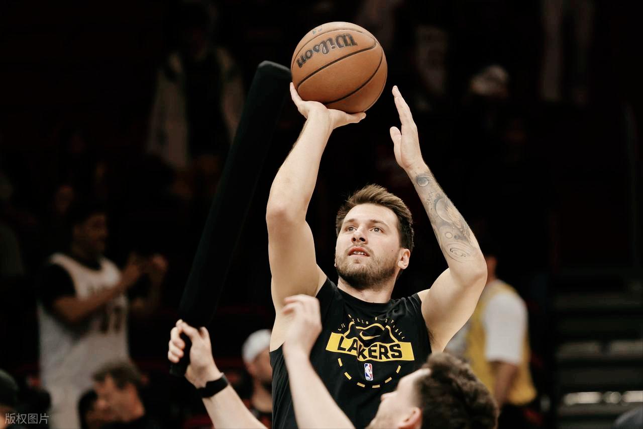 湖人冲击8连胜！力保西部第三？东契奇半场21分、老詹11分3助攻，而热火则是全员