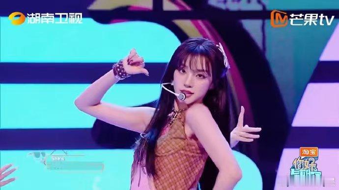 #宋雨琦好六FREAK舞台# 《Freak》的旋律响起，宋雨琦的好六舞台瞬间成为