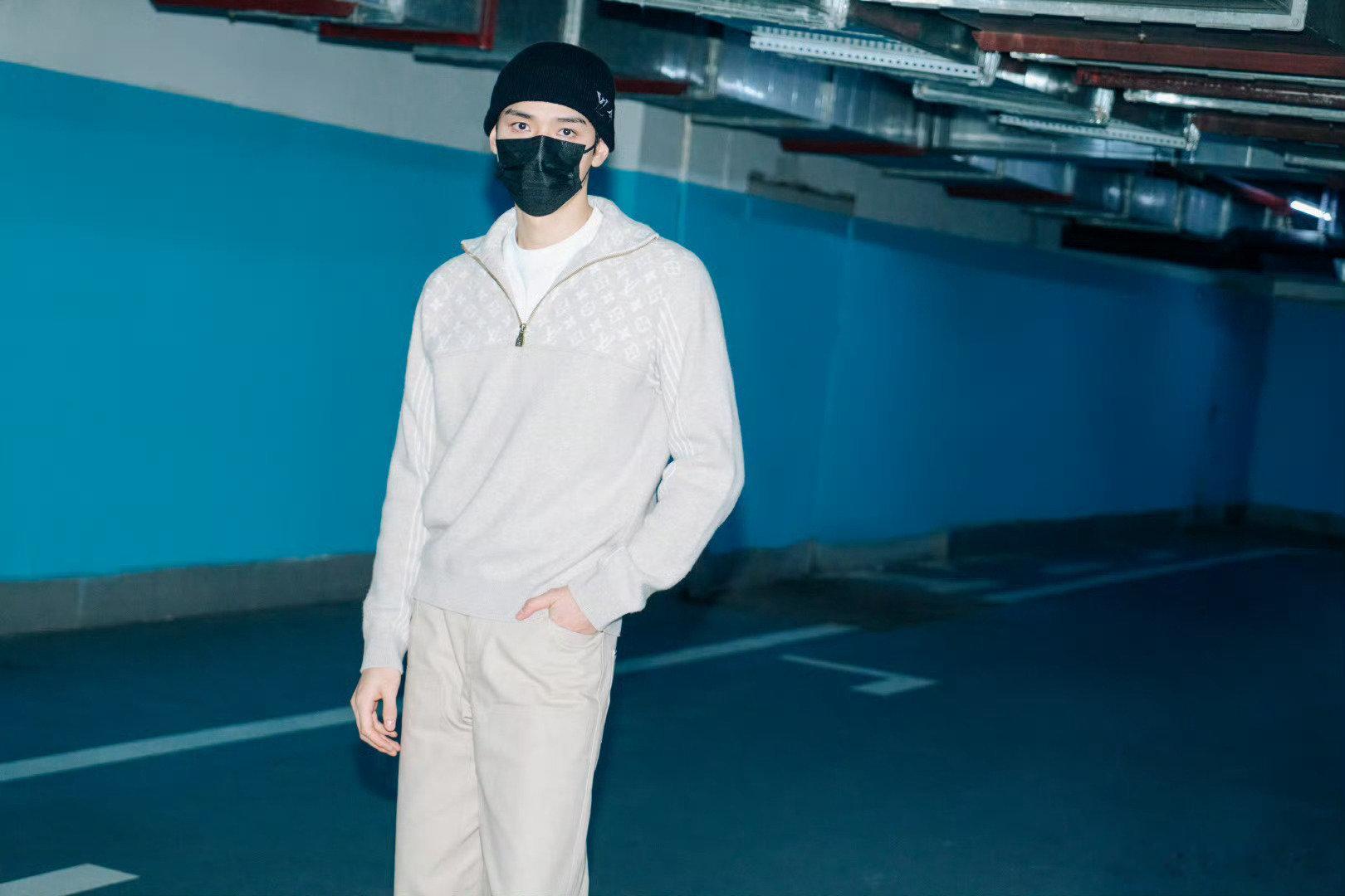 龚俊步履从容松弛自得  龚俊步履从容松弛自得，不愧是行走的衣架子，帅爆了！！ ​