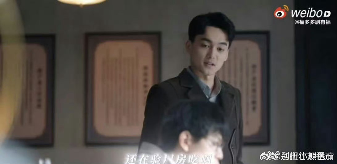 好想学秦俊杰一样上班发癫秦俊杰《朱雀堂》演的夏漠，把打工人想发疯又不敢的劲儿，用