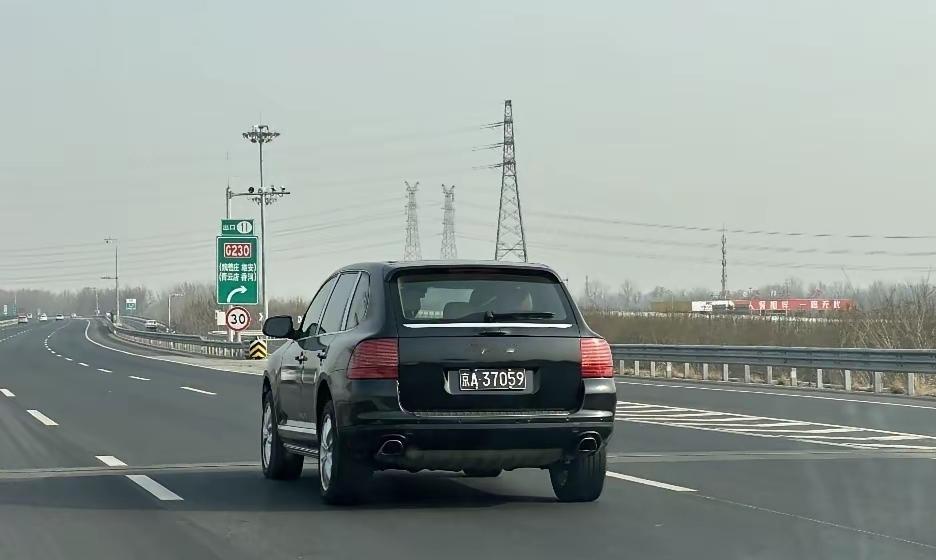 有人问我，明明是京牌，而且是黑色的车牌，一般人觉得就是驻我国大使馆的使馆车，但是