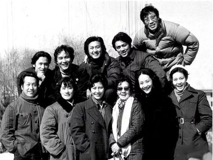 1981年春节，焦晃（后排右一）于长影招待所与上戏校友们合影留念。这群实力演员，