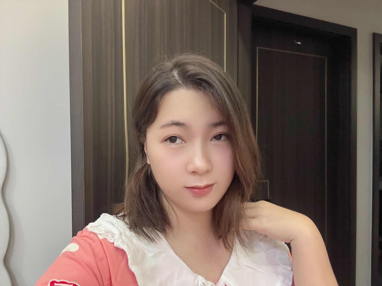 这是我广西小九染完头发的图片，无美颜无滤镜真实的广西小九就是这个样子，如果不是嫁