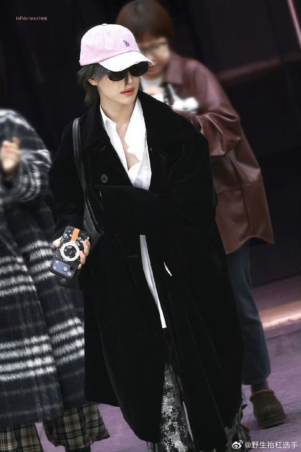 倪妮为新戏剪了短发倪妮为新戏直接剪了超短发，头发长度比武艺还短，清爽利落又飒气十