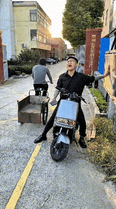 乖乖嘞，这事儿笑到我肚子疼
 
今天可撞见个离谱事儿，现在想起来还想笑。一哥们骑