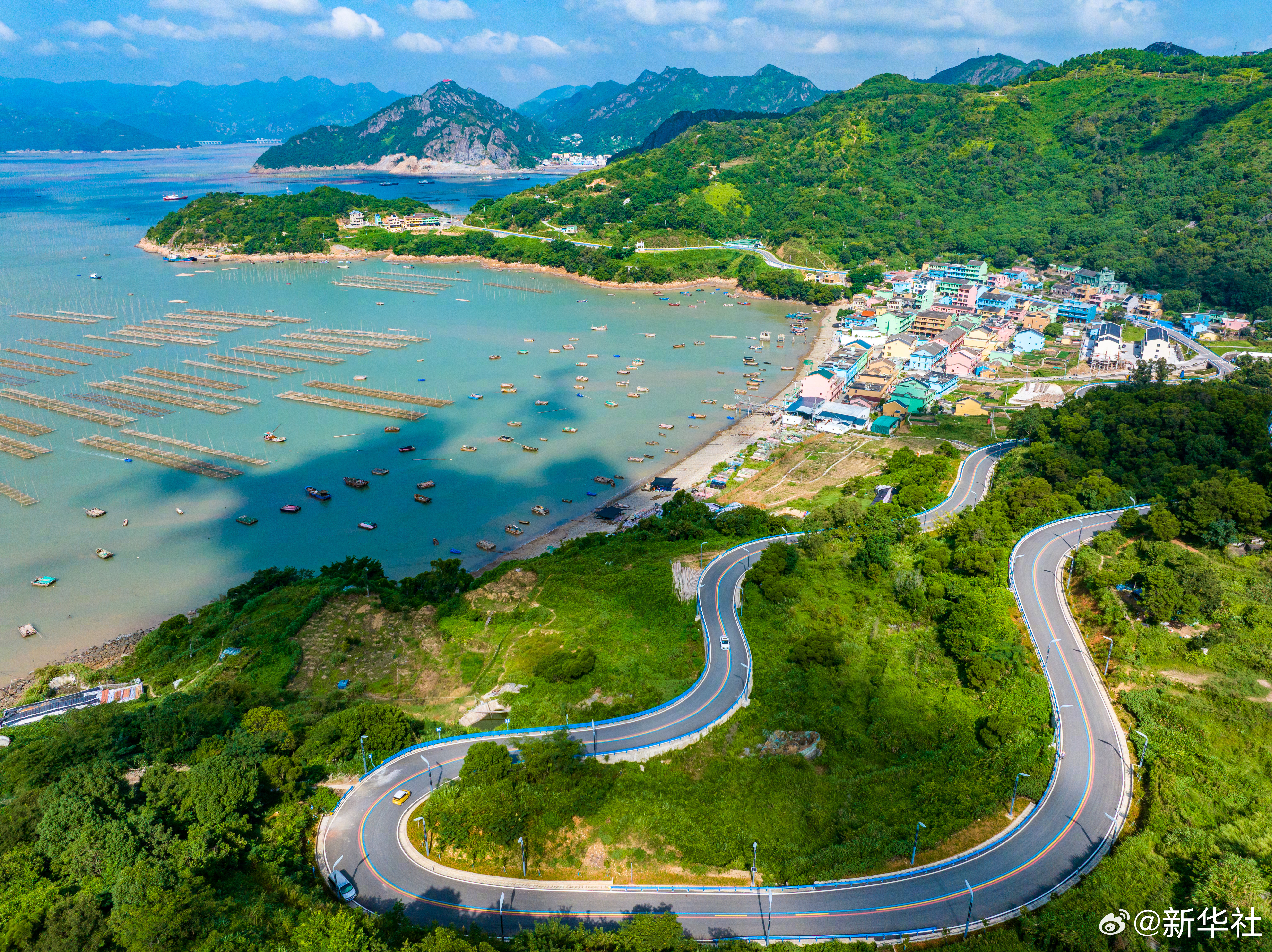 #活力中国调研行#【#这条蓝色海岸线串起了文旅新路#】海上摩的呼啸穿梭，滑翔伞掠