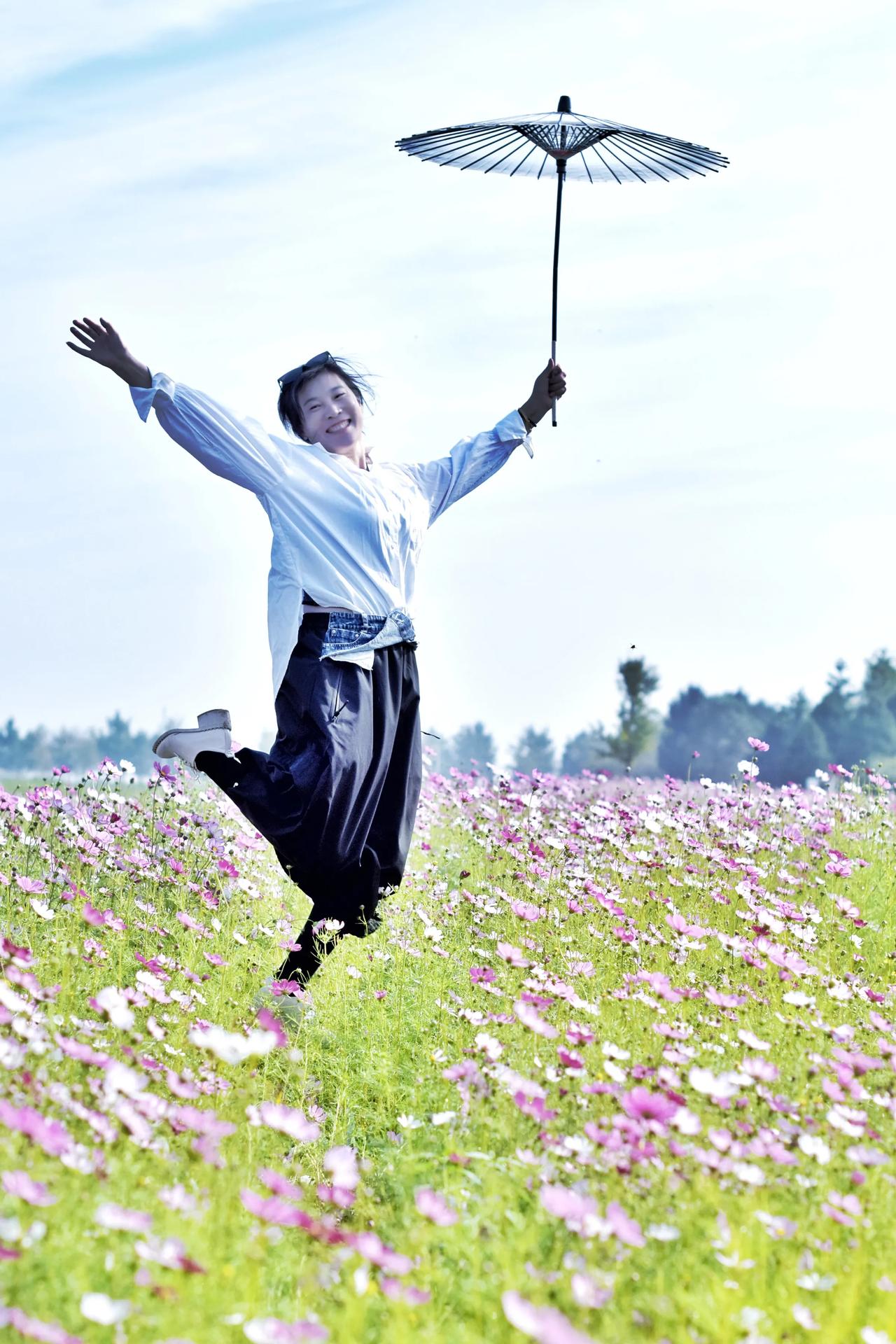 秋天的靓影
#公园秋季景色# #晚秋美景抓拍# 
#五彩斑斓展风姿# #公园里邂