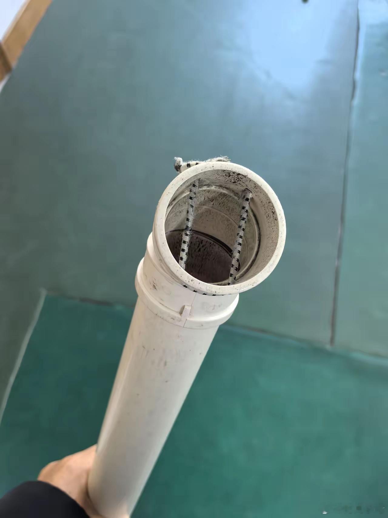 小朋友练乒乓球。现场这个土法制作的专门捡球的工具。智慧在民间。[good] 