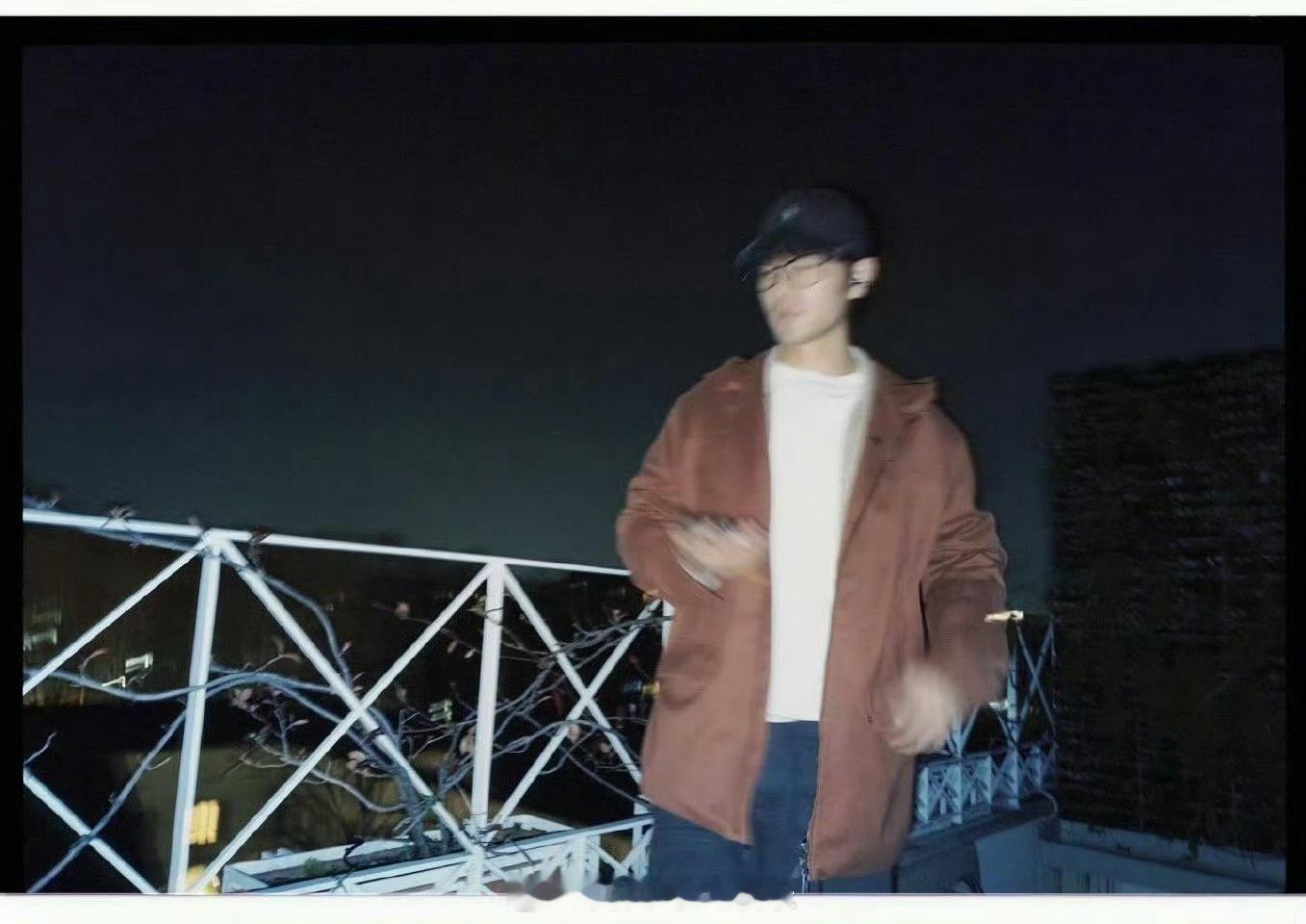 肖战ins晒米兰照氛围感拉满了 