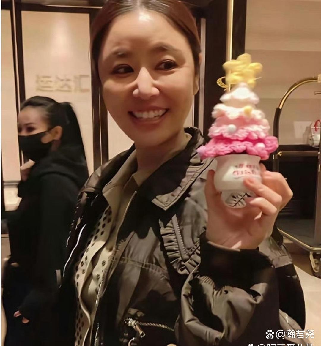 49岁的林心如模样变化还挺大的 