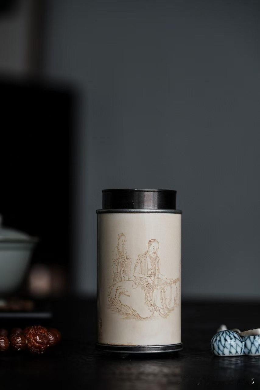 有些器物，是用来装东西的。
也有些，是用来装“时间”的。

这一只猛犸与锡相合的