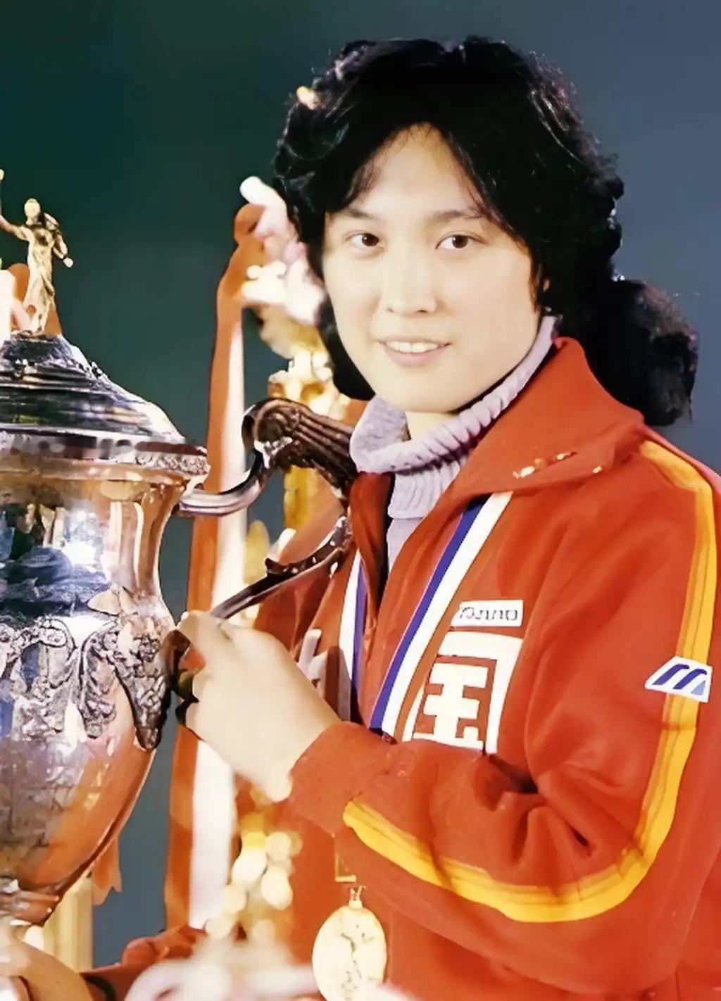 她是我国女排第一任队长，也是女排”五连冠”时代功勋队员。1977年世界杯上，她一
