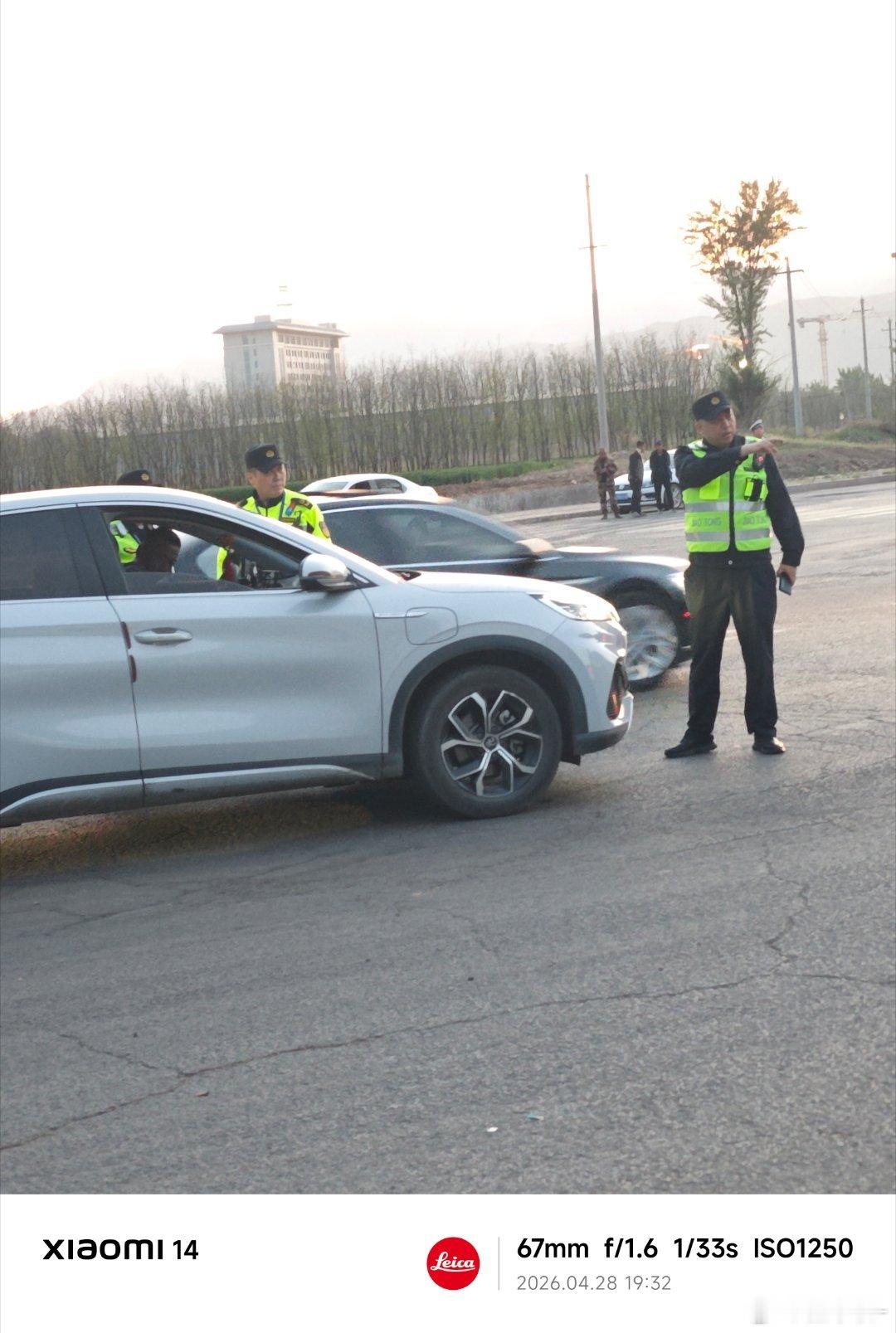 本来出门想跑两圈，结果遇到交警查非法运营车辆，还查到一个现在蹲这开始看了