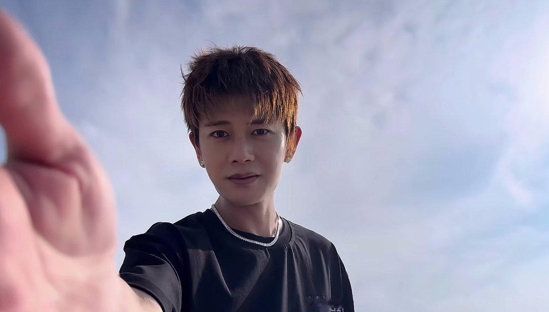 吹过海风，就算见面。嗯一起吹过厦门的海风你伸出手来就当是牵我了。任嘉伦