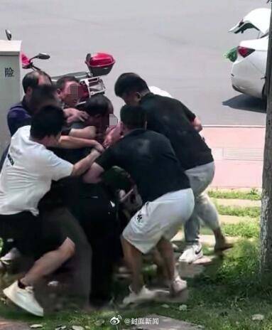 【#7人30秒解救被挟持女孩视频已隐藏# 发布者：具体情况等官方通报】#警方正调