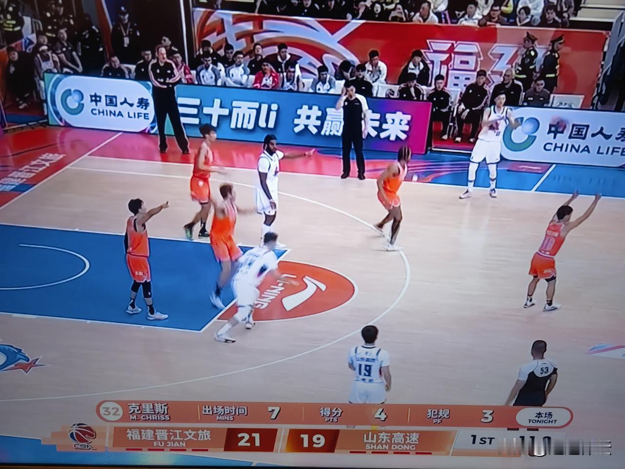 山东高速克里斯，被裁判盯上了！山东高速男篮连续第二个客场面对鱼腩球队福建球队，在