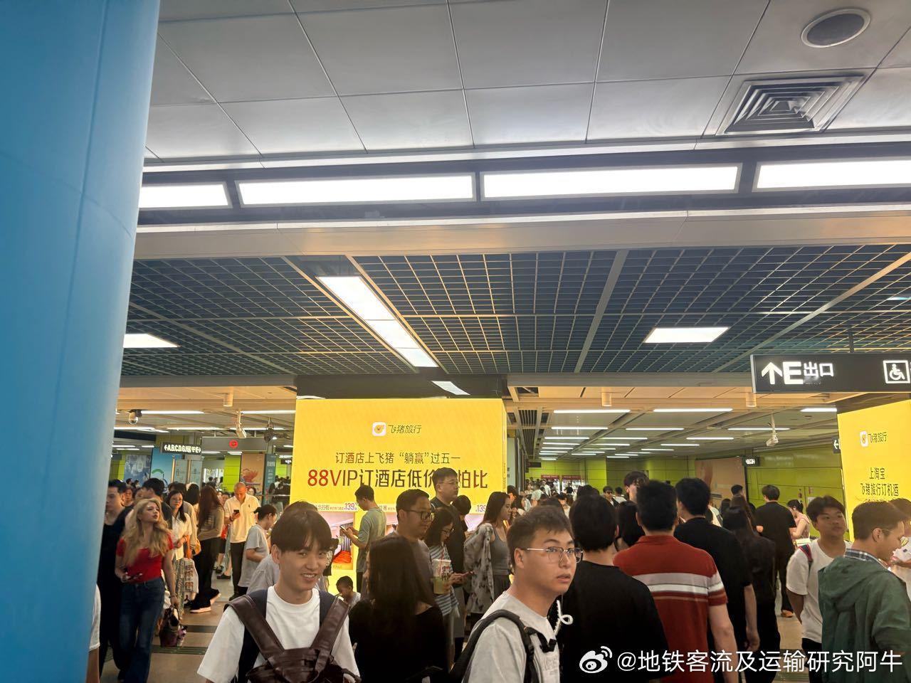 广州地铁 网友投稿：2026年5月1日（周五，五一假期第1天 ），广州晴，图一为