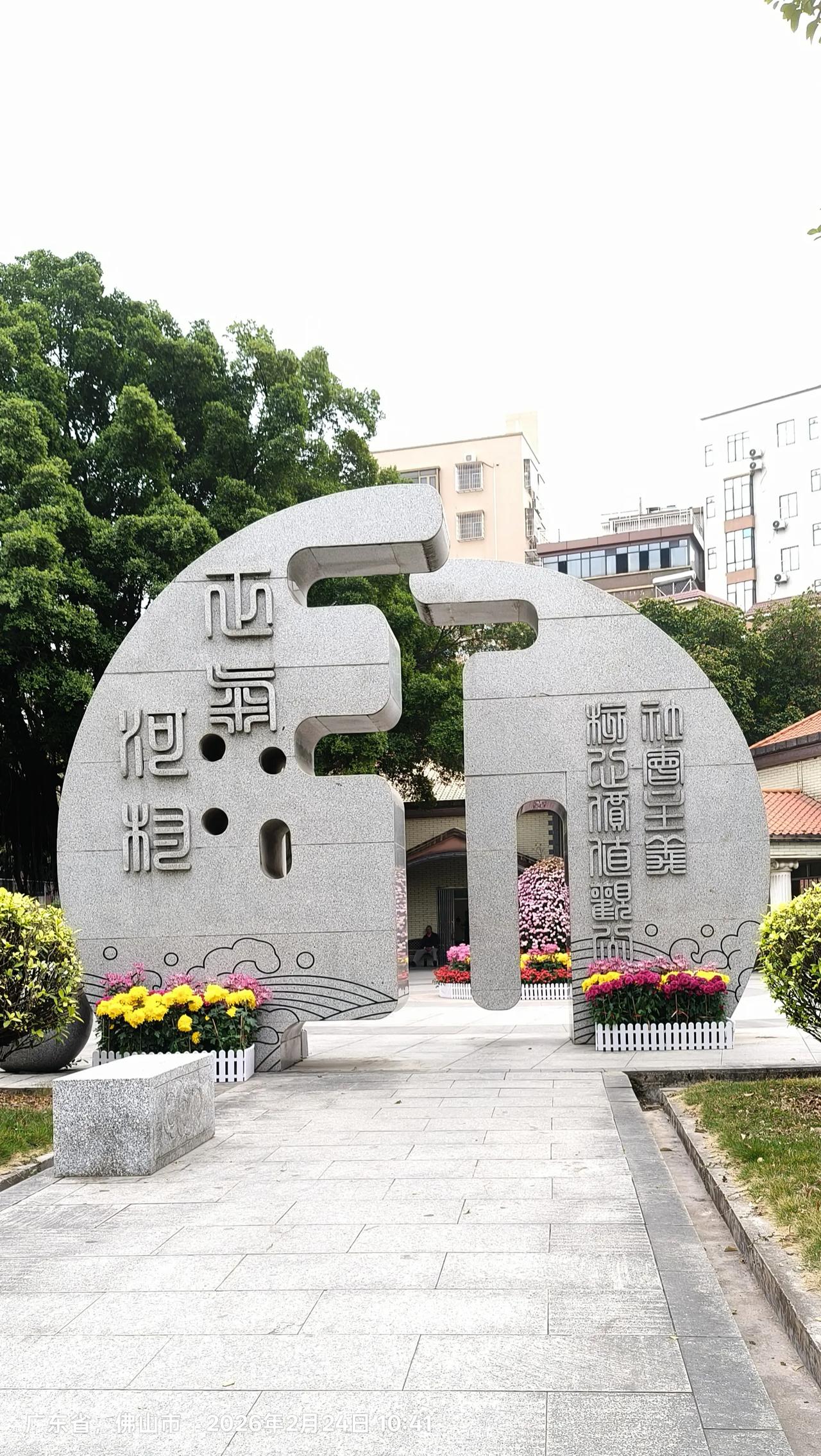 我们公司有一对热恋中的小情侣，女孩听说才十八岁，男孩二十五六岁的样子，是包装部的