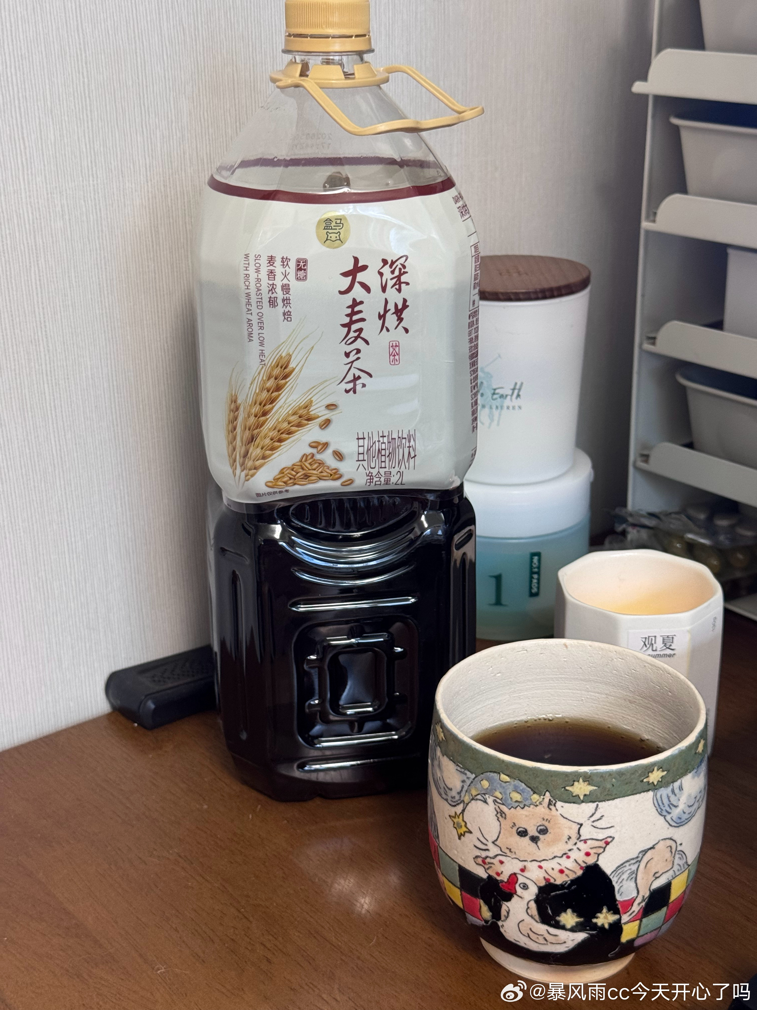 如果你和我一样不喜欢和没味道的白开水，那我就要推荐盒马这个大麦茶了～一天2L，不