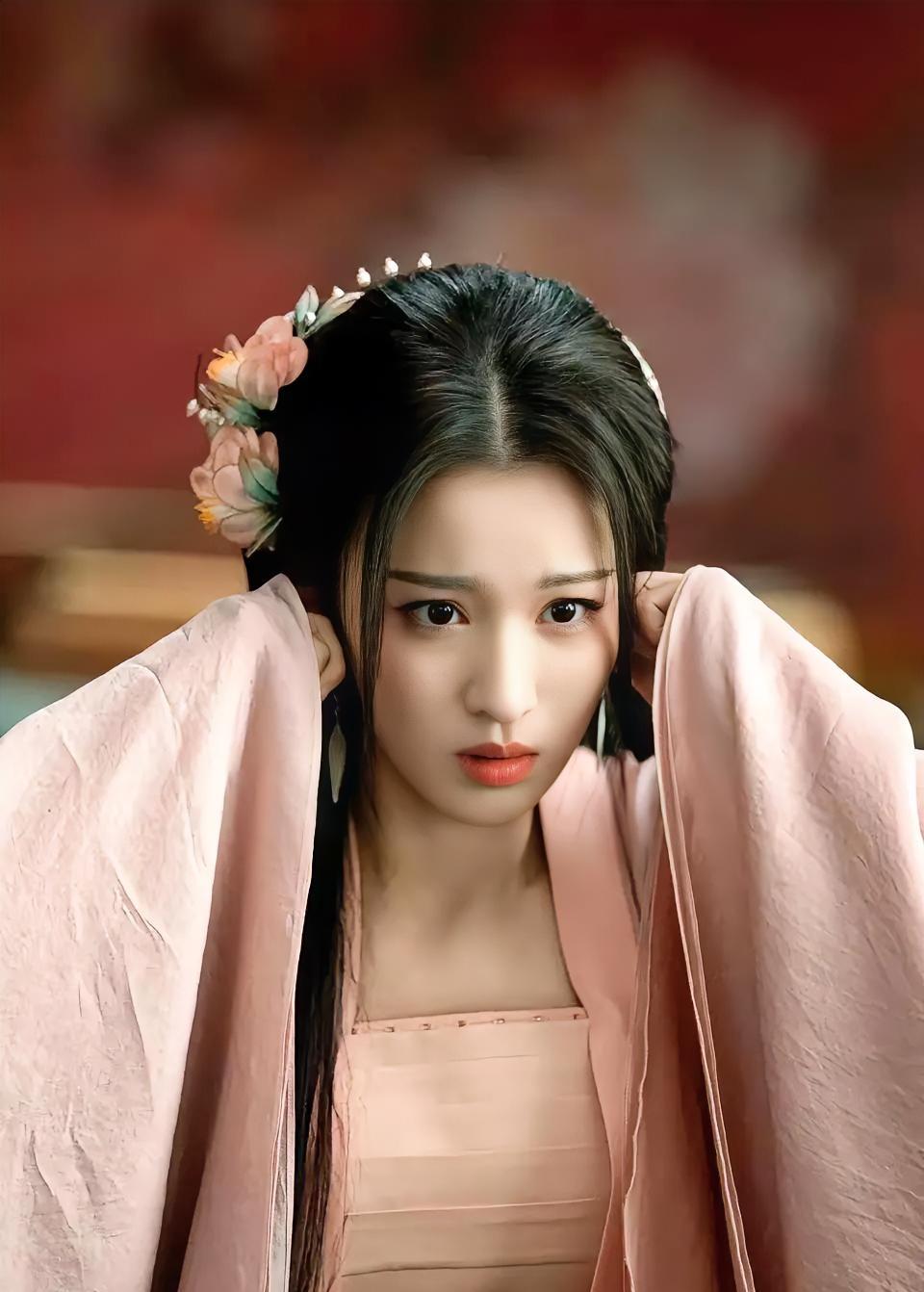 王楚然身体垮了。网友心疼，我只想说：你们一边夸她瘦，一边问“怎么垮的”？ 😱