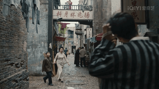 #社会少白哥人野路子多# 陈哲远在《暗夜与黎明》里塑造的林少白鲜活生动。小警察的