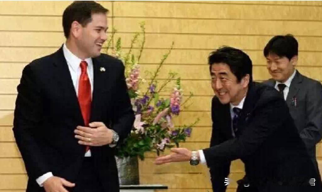 图一：一个是首相，另一个只是参议员！
图二：当他们来到了中国！
