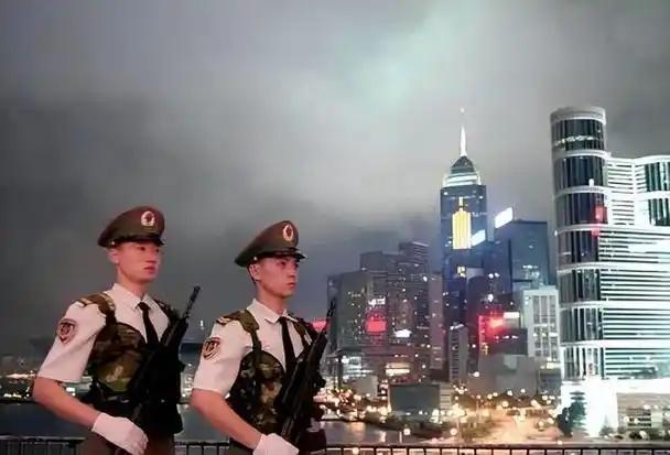 台湾一旦统一，到底要驻多少兵？香港 753 万人口，才驻扎约 6000 人；澳门