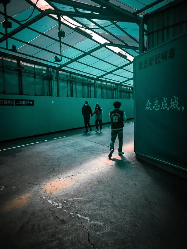 春节出行可得悠着点，非必要千万别去疫区。就说去年春节，有朋友不听劝去了当时的一个