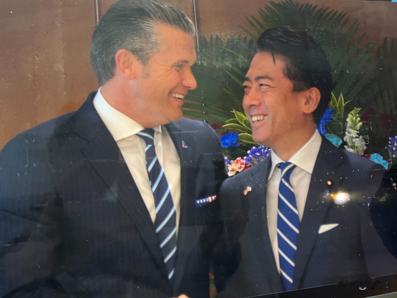 今天是日美防长会谈。赫格塞斯和小泉进次郎的领带，这是商量好的吗？