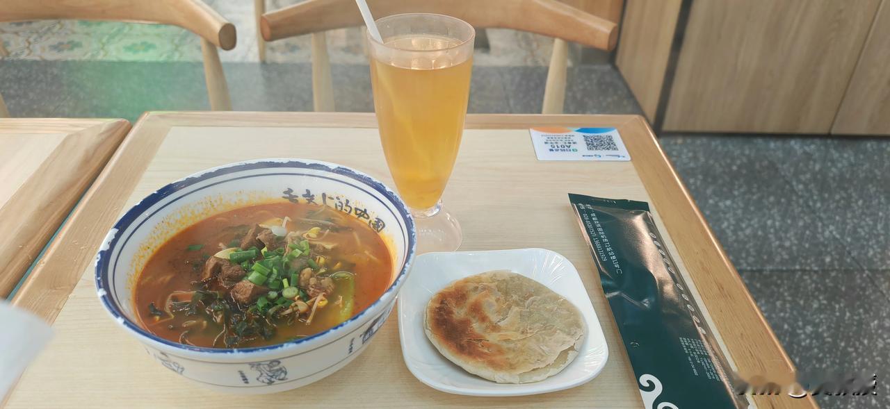 成都双流机场的早餐
一个面，一个烧饼，一杯饮料🍹
60块钱
客观的说，贵吗？