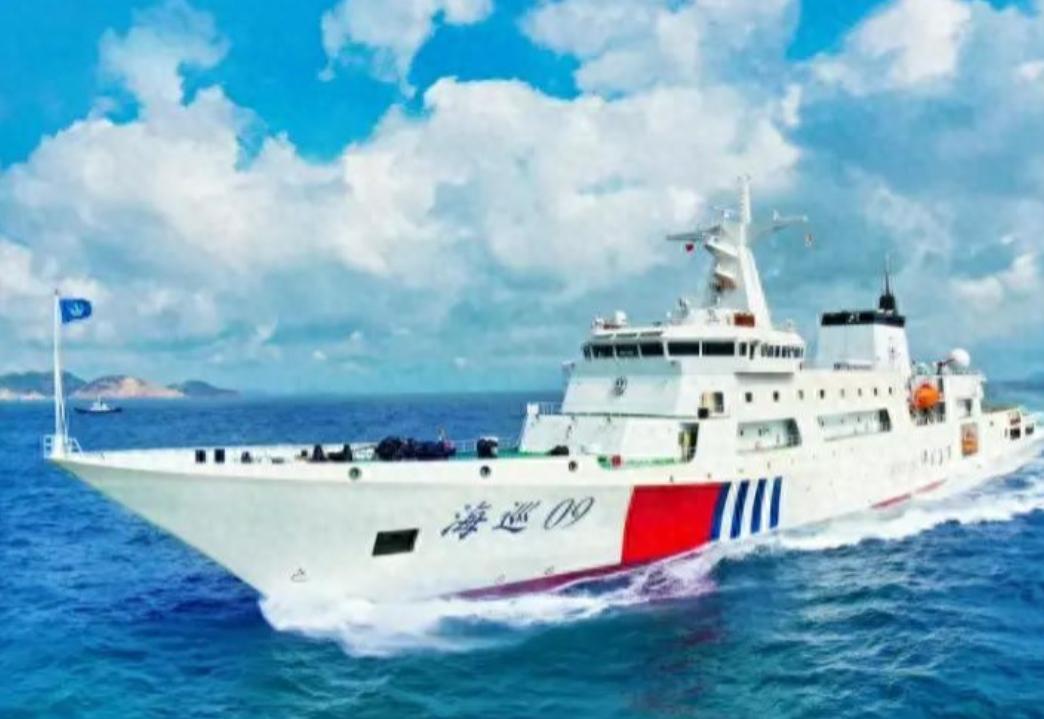 这次有点意思了，台湾东边的海面上，不再只有中国军舰自己练。

中国海军和印尼海军