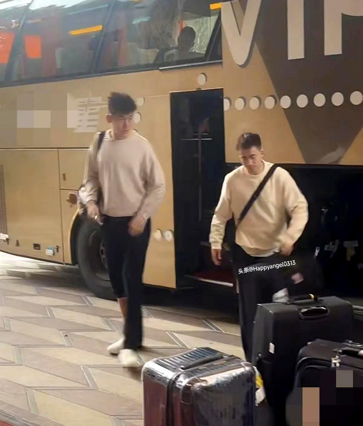 晚上6点20分，辽宁男篮抵达客队酒店。
上午约10点自沈阳出发，路途近八小时，到