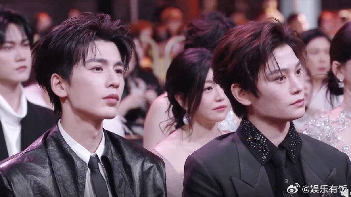 张凌赫丁禹兮内场同桌 2025微博之夜内场福利拉满！张凌赫丁禹兮惊喜坐一起，两大