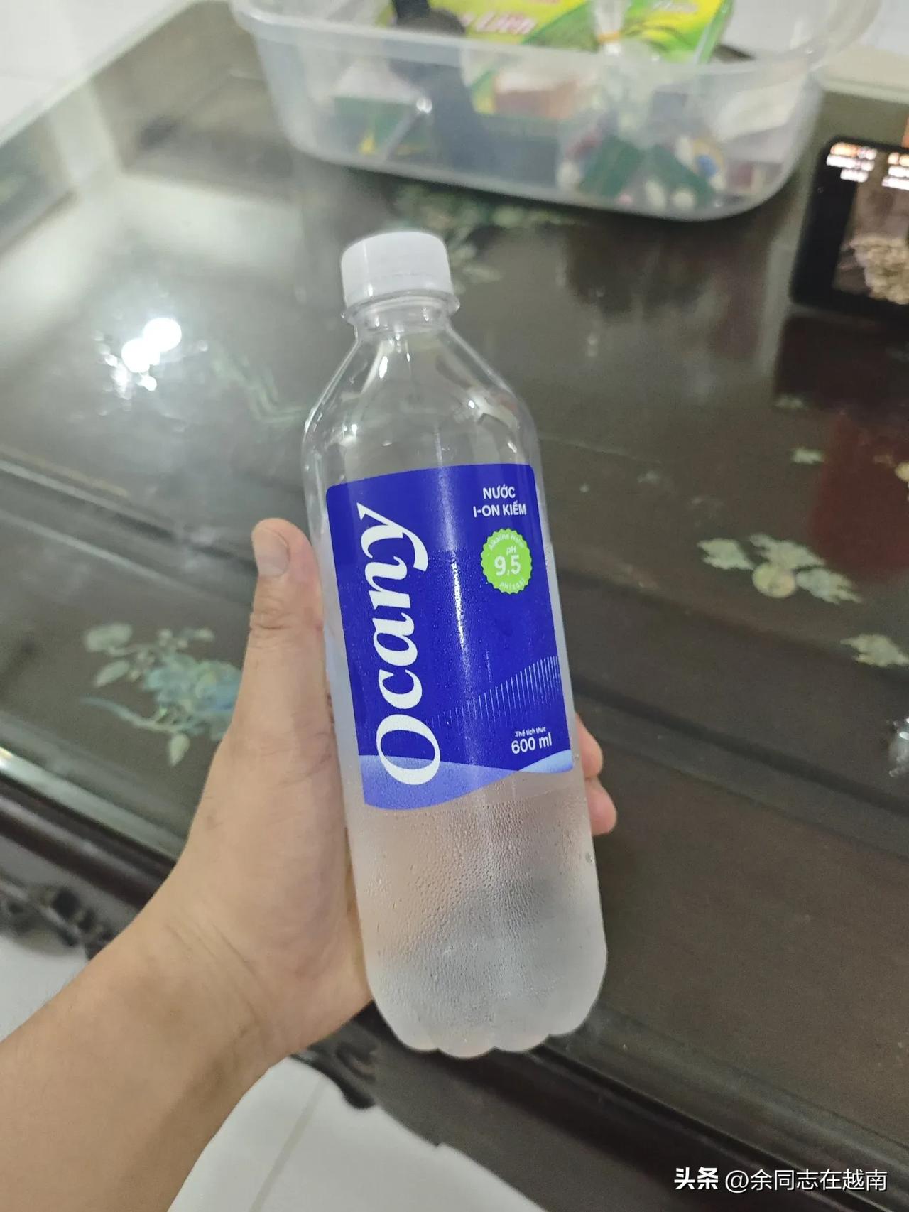 晚上下班回来的时候，在我们的小区小超市里面买了一箱矿泉水，一箱有24瓶，一瓶有6