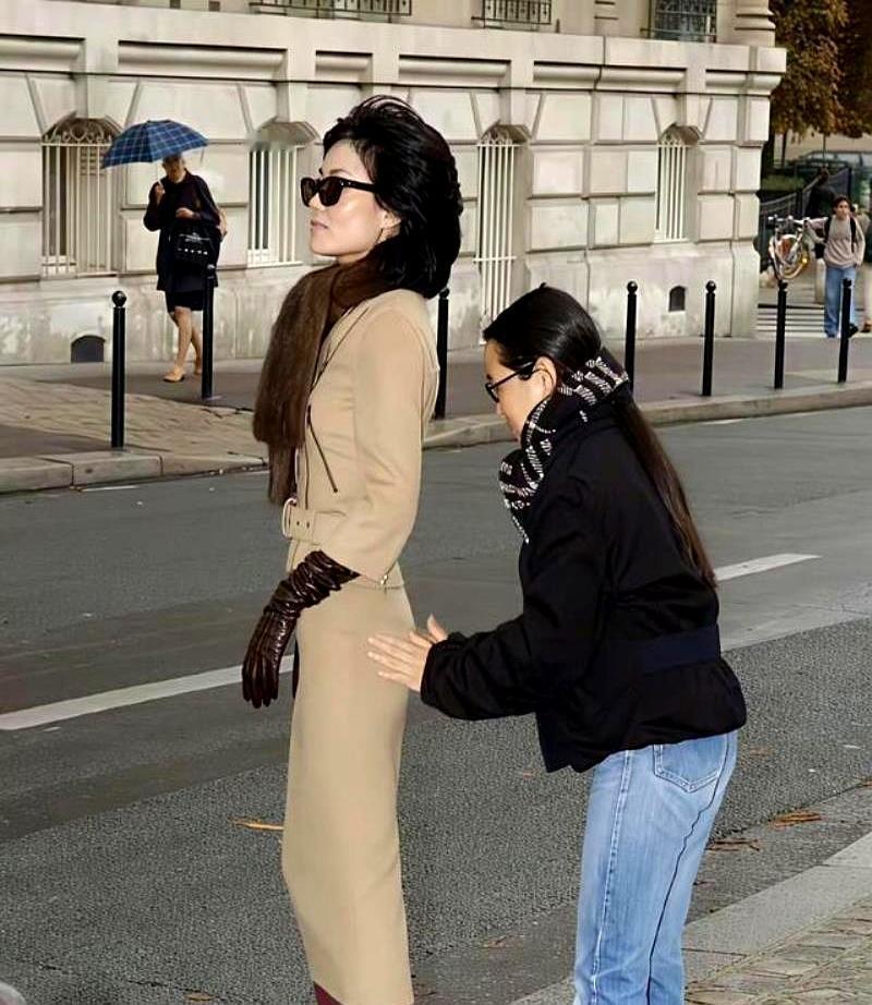 二十年前，王菲把长袜拉到裤管外，贴吧骂她像穿秋裤上街。老师摇头，路人翻白眼。
 