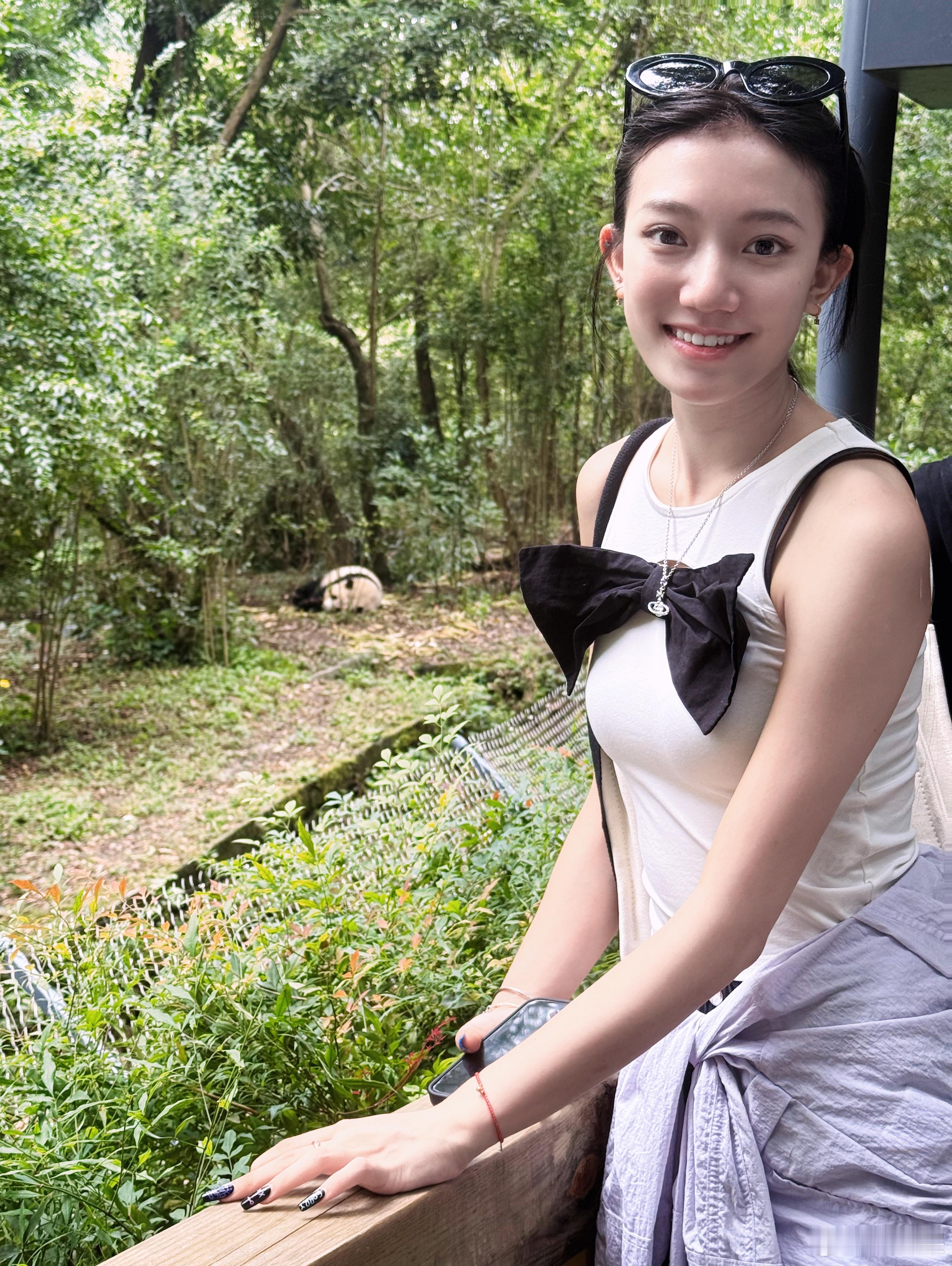 熟睡的和花和叶，还有很多的熊猫宝贝，可可爱爱的[嘻嘻] ​​​