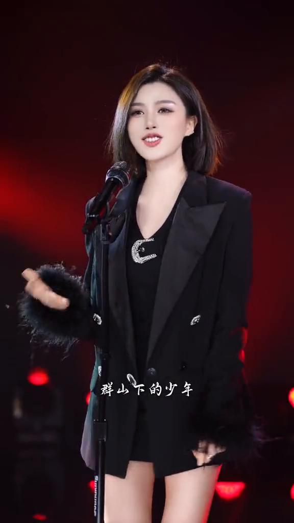 《月亮照山川》。
月光它落屋檐，落在远方的山川。群山下的少年，绕着山路十八弯。他