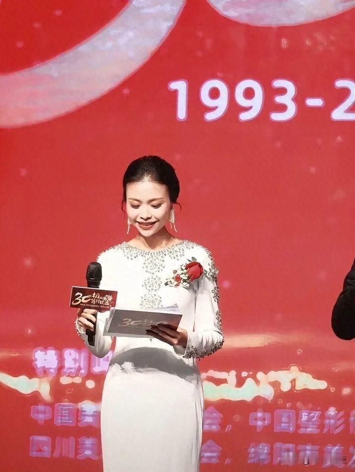 三颗樱桃刚洗好，她再没力气咽下去。可最后视频里，她笑得像没事人一样。

熹非走了