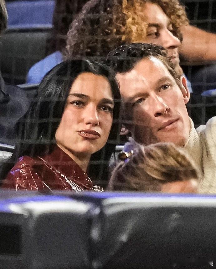 网红和Dua Lipa聊一整晚，竟完全没认出她。
流行天后Dua Lipa（啪姐