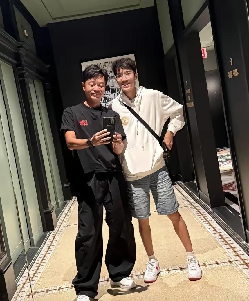 李克勤18岁长子返港探亲，一家四口温馨聚餐享火锅盛宴，卢淑仪亲密搭肩与两子合影尽