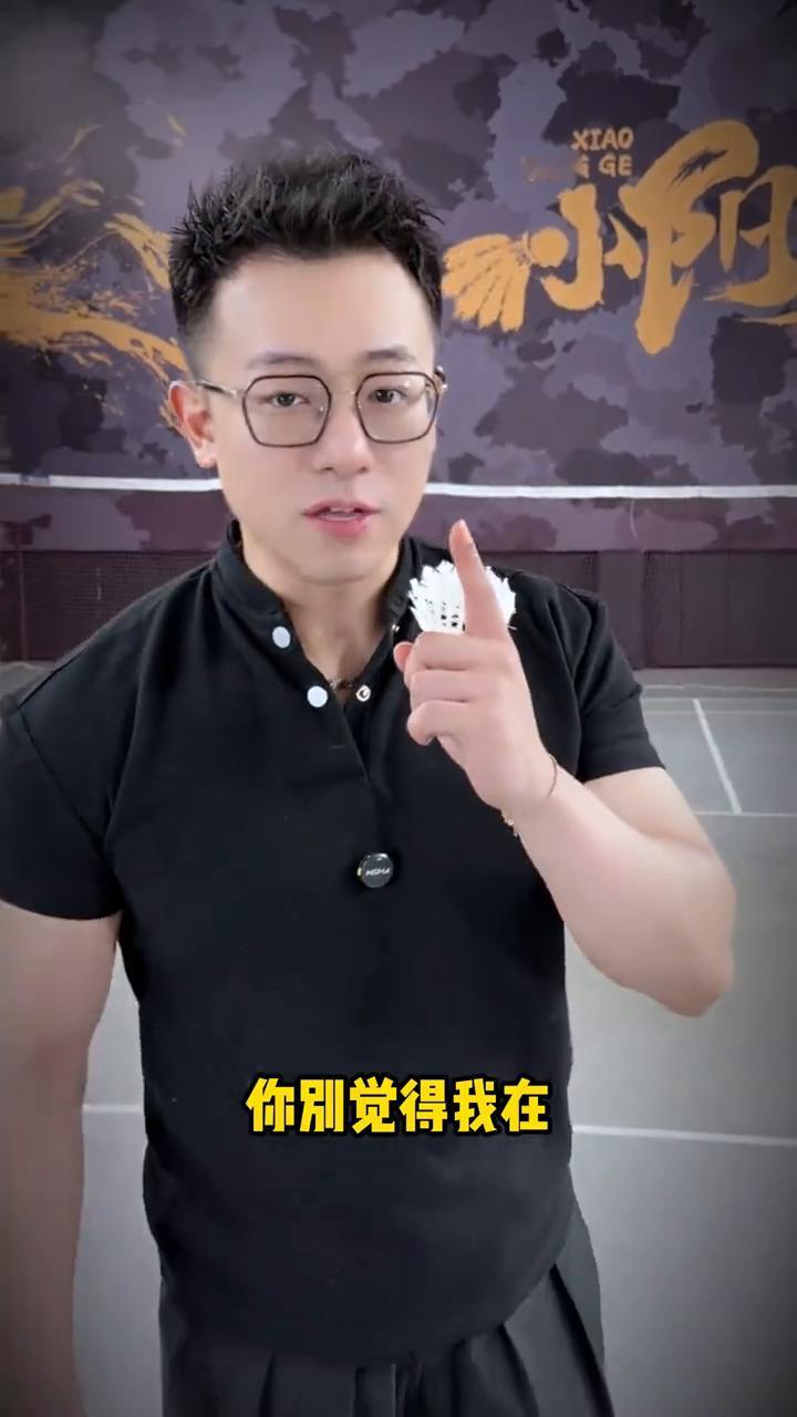 《三大捡球方法》：不会球拍捡球居然还有危险。
用球拍捡球除了更帅、更省力，关键是