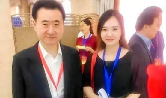 2007年，一场商务聚会中，王健林发出买烟的命令，他的女秘书却迟迟未归，两小时后