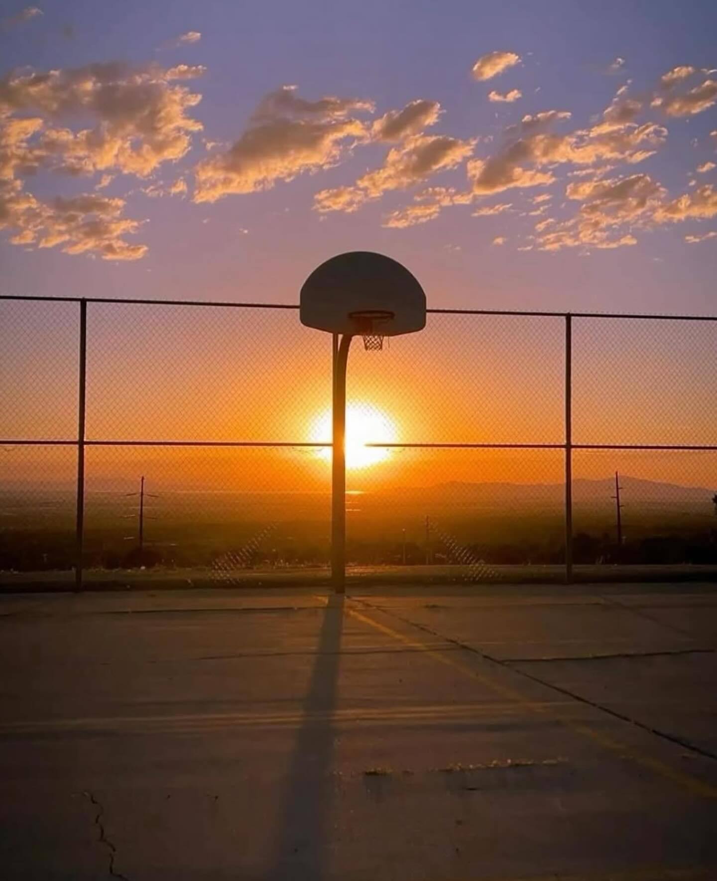 若生活迷雾遮望眼，勿需彷徨心不安。晨起睁开眼瞬间，我言伴你添勇敢。点燃生活新热情