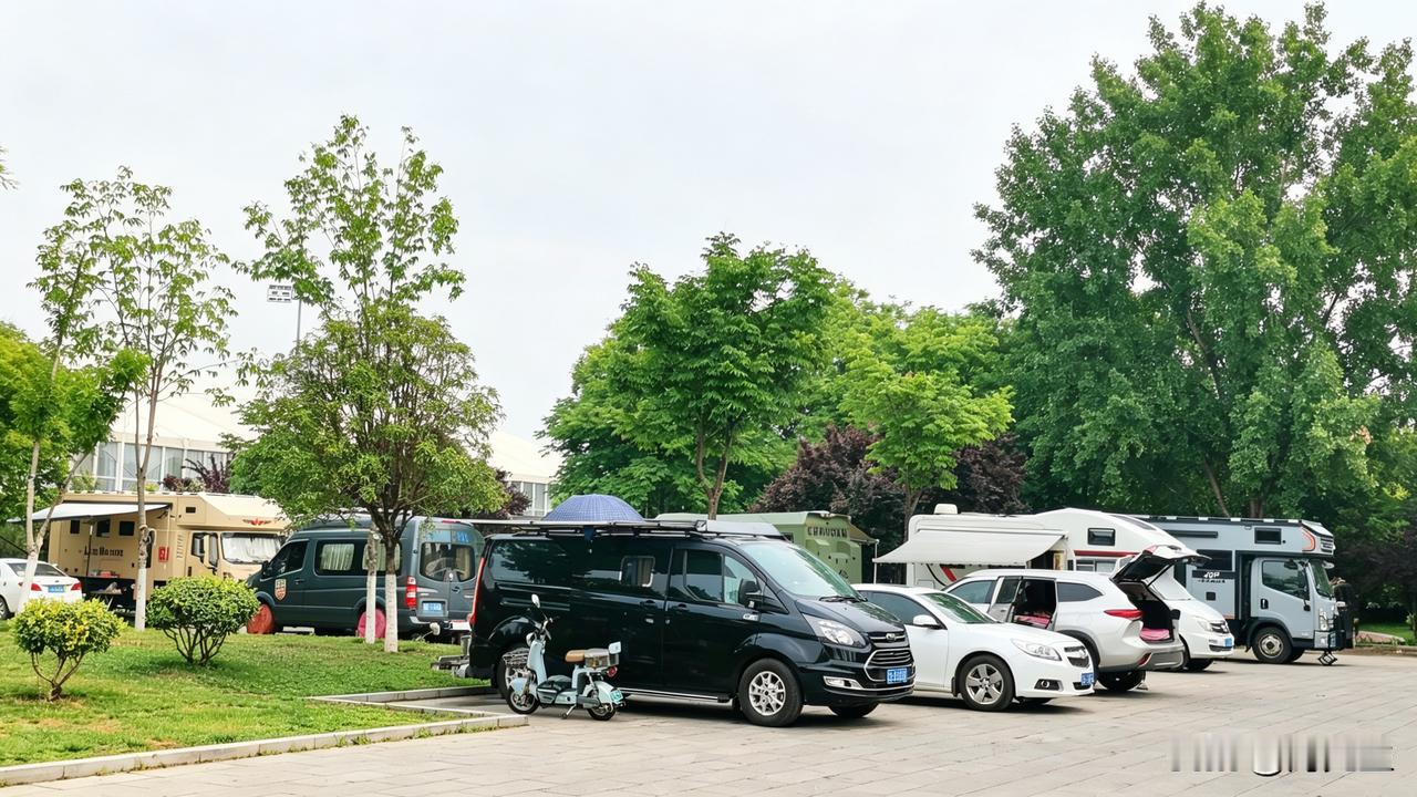 孩子学考，请了假来保障他。就看孩子们在里面考试，家长们在考场外面各种花式“流浪”