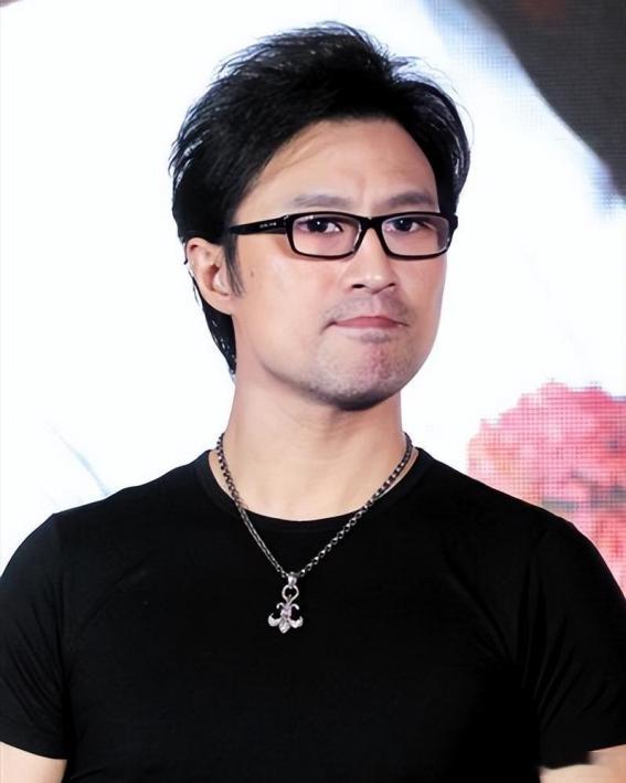 2005年，葛荟婕被汪峰赶出家门，葛荟婕苦苦哀求汪峰：我好歹给你生了个孩子，你多