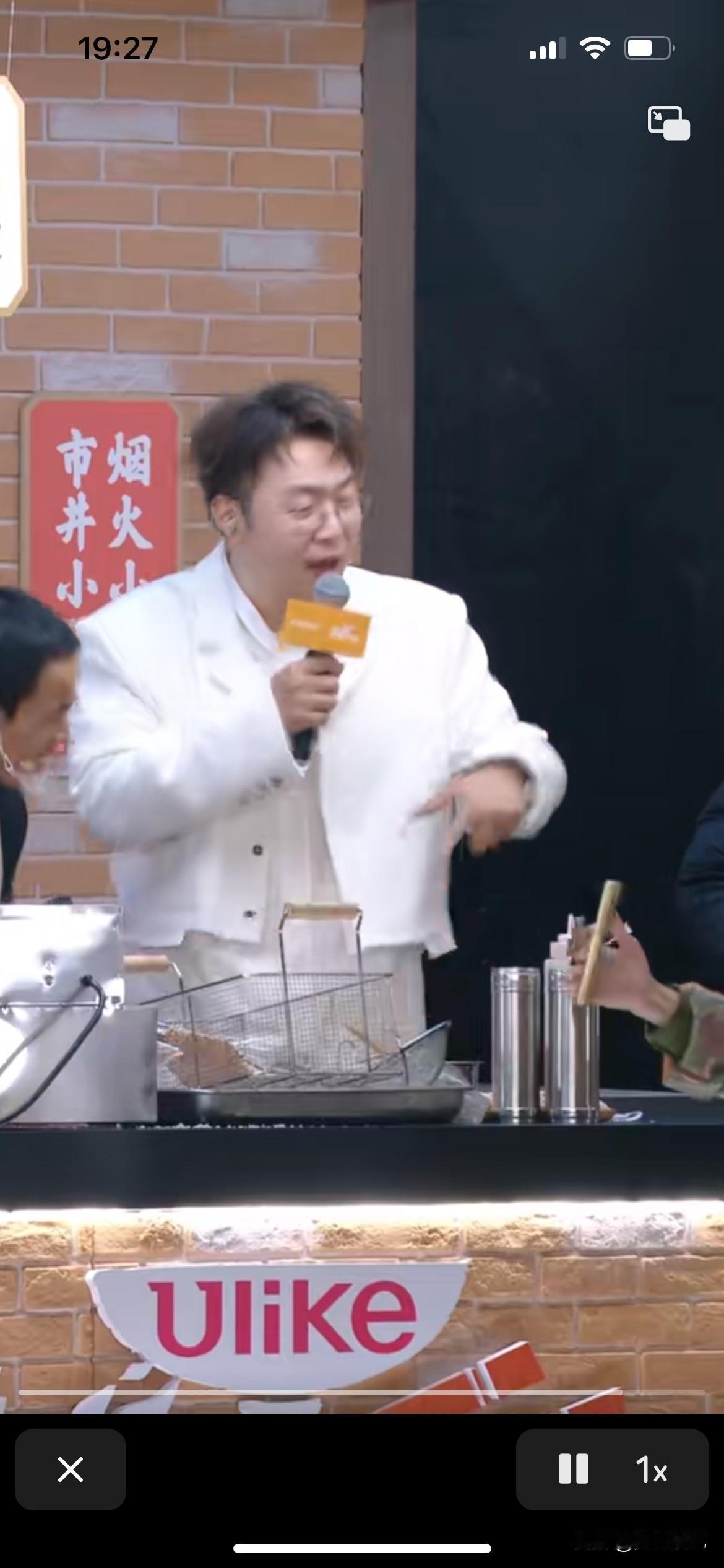 海涛老师那么掉价了吗？竟然跟网红鸡排哥做起节目，这样不行啊，你这一生英明就要毁于